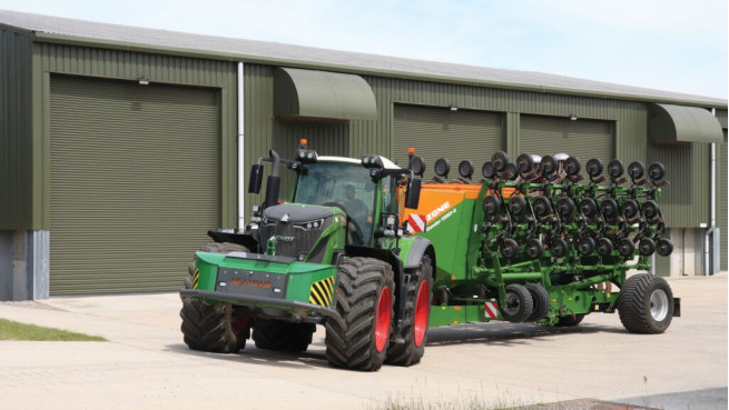 Fendt 933 потужністю 330 к.с. та 12-метрова сівалка Amazone Condor 12001-C