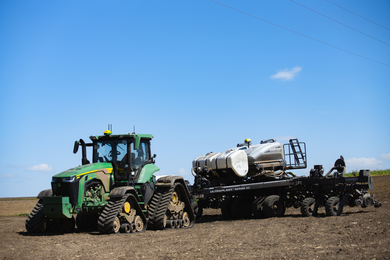  Висів трактором John Deere у тандемі з сівалкою Harvest