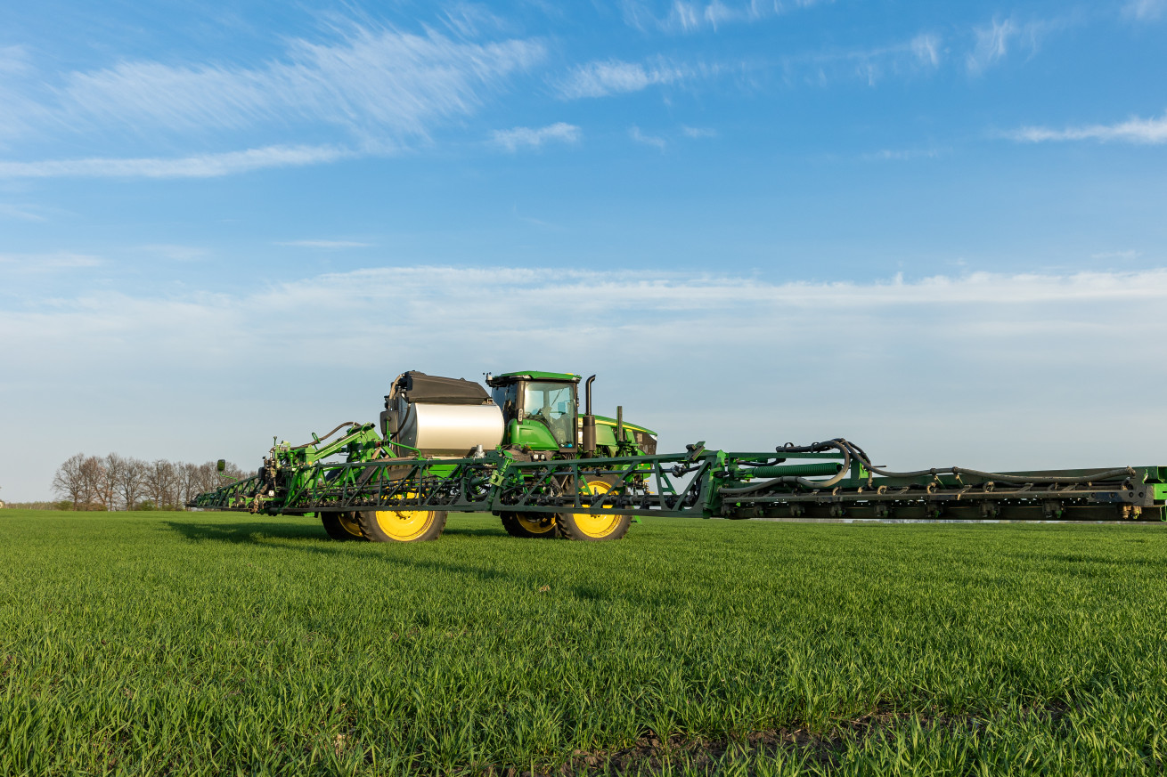  Обприскувач John Deere R412 у роботі