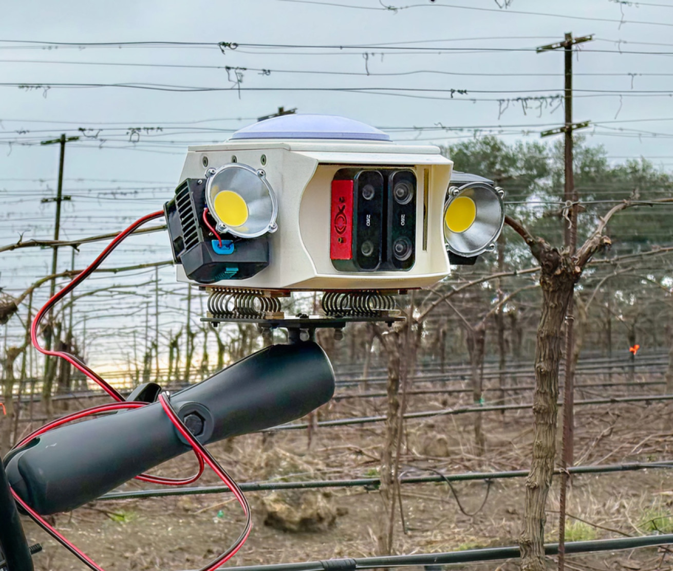  У системі від Orchard Robotics камеру можна закріпити на трактор або інший транспортний засіб