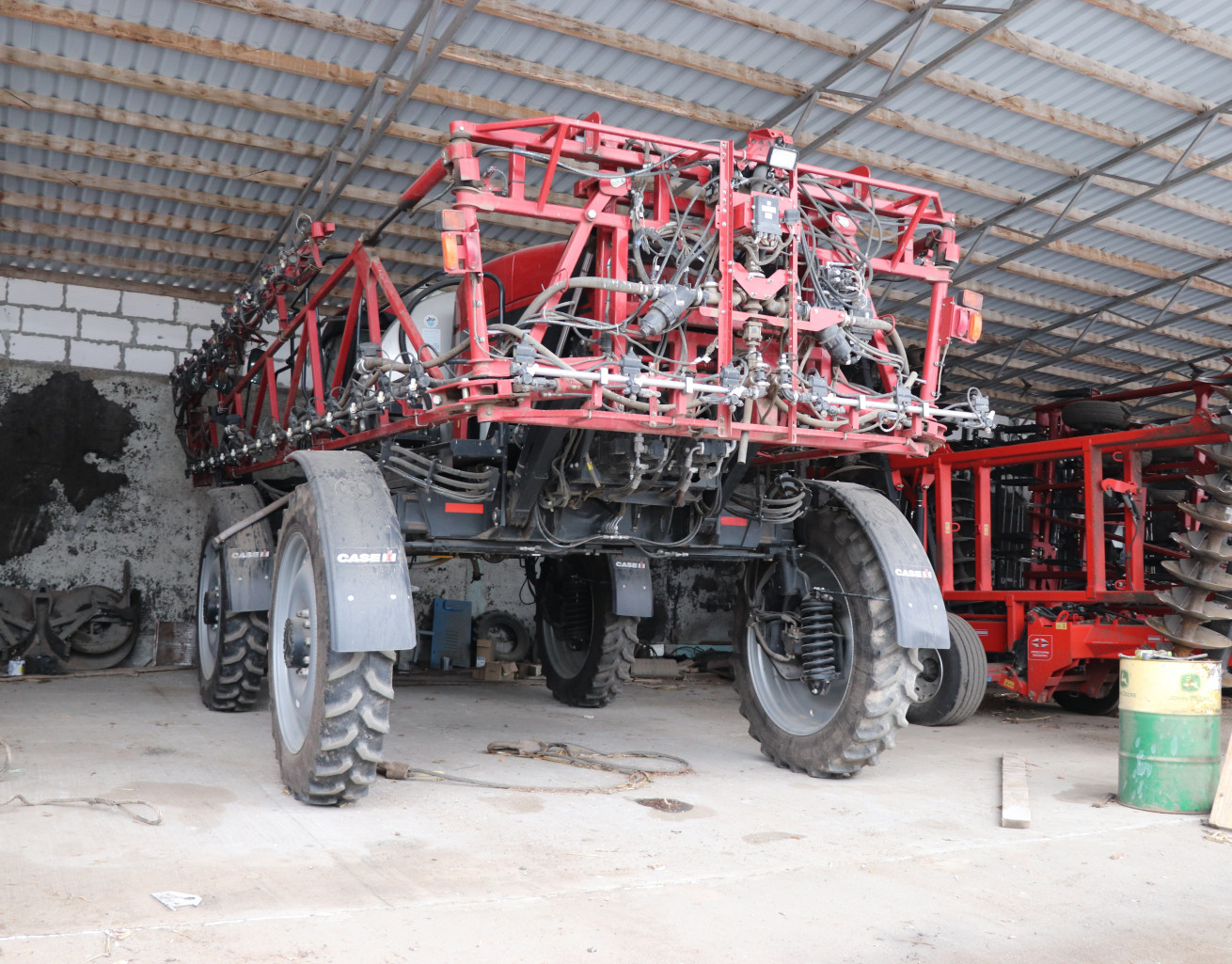  Самохідний обприскувач CASE IH 3330 — надійна техніка для роботи в полі